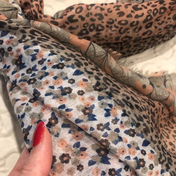 Blue & light pink floral Scarf - Picture 3 of 3